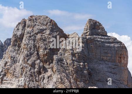 Dachstein Sudwand mit Torstein, Mitterspitz, hoher Dachstein und Dirndl in den Norhern Limesteone Alpen, Österreich, sonniger Sommertag Stockfoto