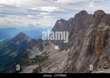 Dachstein Sudwand mit Torstein, Mitterspitz, hoher Dachstein und Dirndl in den Norhern Limesteone Alpen, Österreich, sonniger Sommertag Stockfoto