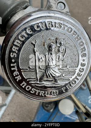 Fahrradglocke mit dem Heiligen Christoph, der das Christkind trägt. . Stockfoto