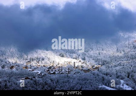 Französische Alpen im Winter mit Neuschnee. Dorf Passy. Stockfoto