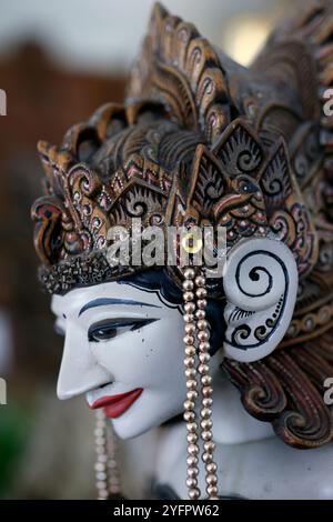 Handgefertigte traditionelle indonesische Holzpuppe, die in traditionellen Schattendasearter verwendet wird. Yogyakarta. Indonesien. Stockfoto