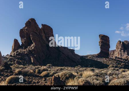 Felsformation und Teide dahinter, Insel Teneriffa, Spanien. Berg Pico del Teide auf Teneriffa an einem sonnigen Tag mit blauem Himmel. Hochwertige Fotos Stockfoto