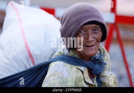 Sehr alte lächelnde Frau. Hochformat. Yogyakarta. Indonesien. Stockfoto