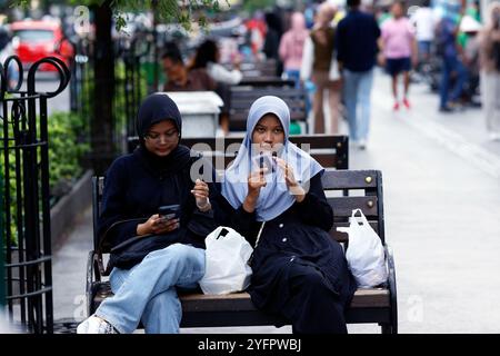 Junge indonesische Frauen, die den traditionellen islamischen Hijab-Schleier tragen. Indonesien hat die weltweit größte muslimische Bevölkerung. Yogyakarta. Indonesien. Stockfoto