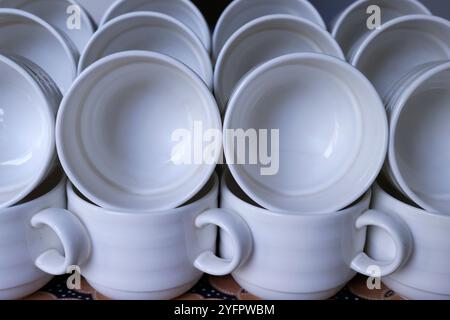 Eine Reihe von Kaffee- und Teekeramik, die auf der Geschäftskonferenz vor dem Tagungsraum des Hotels serviert wird. Yogyakarta. Indonesien Stockfoto