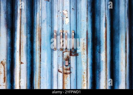 Schließen Sie eine alte Tür mit Metallschrank. Surabaya. Indonesien. Stockfoto