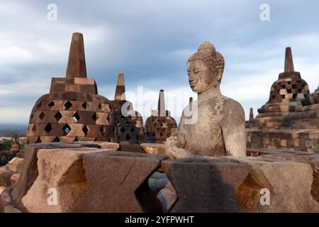 Borobudur, Mahayana-buddhistischer Tempel aus dem 9. Jahrhundert. UNESCO-Weltkulturerbe. Buddha-Statue aus Stein. Java. Indonesien. Stockfoto