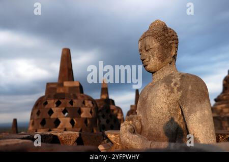 Borobudur, Mahayana-buddhistischer Tempel aus dem 9. Jahrhundert. UNESCO-Weltkulturerbe. Buddha-Statue aus Stein. Java. Indonesien. Stockfoto