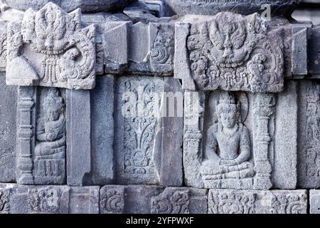 Prambanan Hindu-Tempel aus dem 9. Jahrhundert. BAS-Reliefs erzählen die Geschichte des hinduistischen Epos Ramayana und Bhagavata Purana. Java. Indonesien. Stockfoto