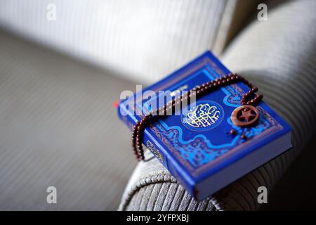 Islamisches Heiliges Buch Koran mit Rosenkranzperlen. Ramadan-Konzept. Stockfoto