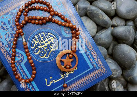 Islamisches Heiliges Buch Koran mit Rosenkranzperlen. Ramadan-Konzept. Stockfoto