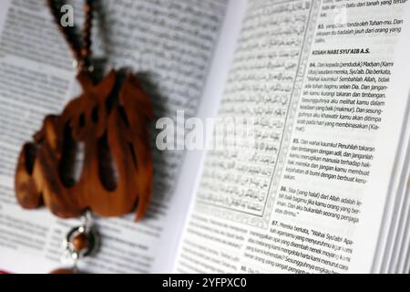 Islamisches Heiliges Buch Koran mit Rosenkranzperlen. Ramadan-Konzept. Stockfoto