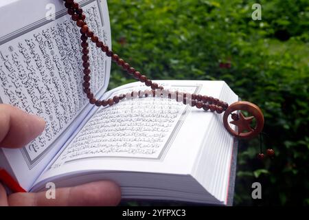 Islamisches Heiliges Buch Koran mit Rosenkranzperlen. Ramadan-Konzept. Stockfoto