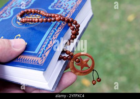 Islamisches Heiliges Buch Koran mit Rosenkranzperlen. Ramadan-Konzept. Stockfoto