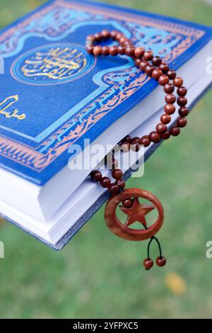 Islamisches Heiliges Buch Koran mit Rosenkranzperlen. Ramadan-Konzept. Stockfoto