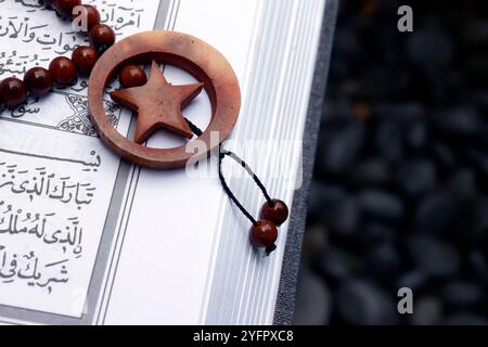 Islamisches Heiliges Buch Koran mit Rosenkranzperlen. Ramadan-Konzept. Stockfoto