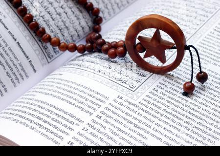 Islamisches Heiliges Buch Koran mit Rosenkranzperlen. Ramadan-Konzept. Stockfoto