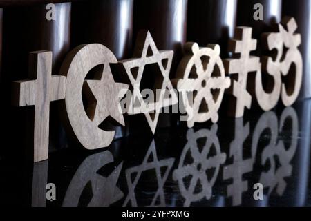 Religiöse Symbole des Katholizismus, des Islam, des Judentums, der Orthodoxie, der Protestanten, Buddhismus und Hinduismus, interreligiöser Dialog und Spiritualität. Stockfoto