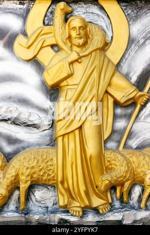 Sohn Gottes, der Herr ist mein Hirte, Jesus Christus mit einer Schafherde, Symbol des Christentums. Stockfoto
