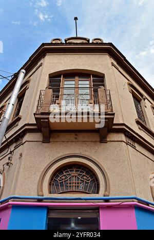 Jugendstilbalkon mit antiker Fassade in Ribeirao Preto, Sao Paulo, Brasilien Stockfoto