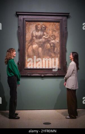 London, Großbritannien. 5. November 2024 Leonardo da VINCI, die Jungfrau und das Kind mit der Heiligen Anna und dem Säugling Johannes dem Täufer, um 1506-08, Kohle mit weißer Kreide auf Papier. Vorschau auf die Königliche Akademie der Künste von Michelangelo, Leonardo, Raphael Florenz,. Die Ausstellung präsentiert über 40 Werke und feinste Zeichnungen aus der italienischen Renaissance. Die Ausstellung findet vom 9. November bis 16. Februar 2025 statt. Gutschrift. Amer Ghazzal/Alamy Live News Stockfoto