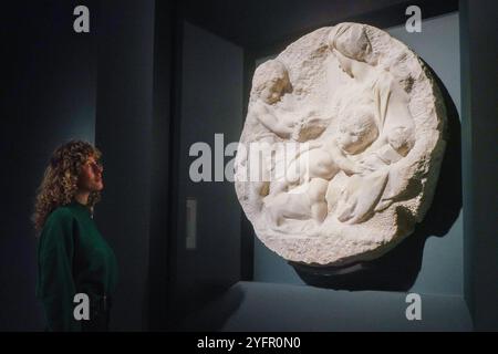 London, Großbritannien. 5. November 2024 MICHELANGELO BUONARROTI, die Jungfrau und das Kind mit dem Säugling Johannes dem Täufer (Taddei Tondo), um 1504-05. Vorschau auf die Königliche Akademie der Künste von Michelangelo, Leonardo, Raphael Florenz,. Die Ausstellung präsentiert über 40 Werke und feinste Zeichnungen aus der italienischen Renaissance. Die Ausstellung findet vom 9. November bis 16. Februar 2025 statt. Gutschrift. Amer Ghazzal/Alamy Live News Stockfoto