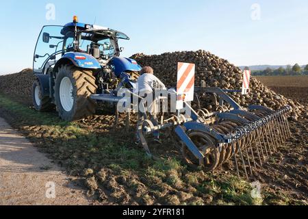 Landwirtschaft-auf einem Acker in Eboldshausen am Solling im Bundesland Niedersachsen, grubbert ein Traktor Ackerland. Landwirtschaft-Landwirtschaftliches grubbern auf Ackerboden in Eboldshausen im Landkreis Einbeck. *** Landwirtschaft auf einem Ackerfeld in Eboldshausen am Solling im Landkreis Einbeck bewirtschaftet ein Traktor Ackerland Landwirtschaft auf Ackerland in Eboldshausen im Landkreis Einbeck Stockfoto