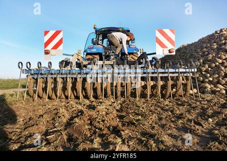 Landwirtschaft-auf einem Acker in Eboldshausen am Solling im Bundesland Niedersachsen, grubbert ein Traktor Ackerland. Landwirtschaft-Landwirtschaftliches grubbern auf Ackerboden in Eboldshausen im Landkreis Einbeck. *** Landwirtschaft auf einem Ackerfeld in Eboldshausen am Solling im Landkreis Einbeck bewirtschaftet ein Traktor Ackerland Landwirtschaft auf Ackerland in Eboldshausen im Landkreis Einbeck Stockfoto