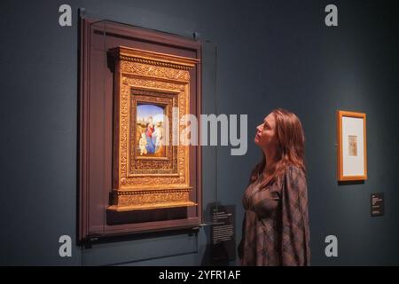 London, Großbritannien. 5. November 2024 RAFAEL die Jungfrau und Kind mit dem Kleinkind Johannes dem Täufer (die Esterházy Madonna) um 1508 Temera und Öl auf Platte. Vorschau auf die Königliche Akademie der Künste von Michelangelo, Leonardo, Raphael Florenz,. Die Ausstellung präsentiert über 40 Werke und feinste Zeichnungen aus der italienischen Renaissance. Die Ausstellung findet vom 9. November bis 16. Februar 2025 statt. Gutschrift. Amer Ghazzal/Alamy Live News Stockfoto