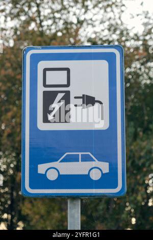 Erneuerbare Energien in den Niederlanden: Parkschild zum Aufladen an einer Tankstelle und elektrisches Aufladen von LKWs bei Green Planet in Pesse. Stockfoto