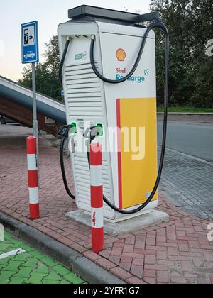 Erneuerbare Energien in den Niederlanden: Nahaufnahme einer doppelten EV-Ladestation mit Werbeaufklebern auf Green Planet. Stockfoto