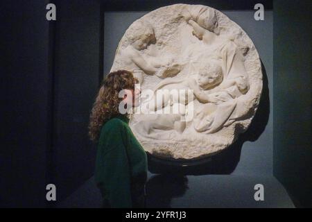 London, Großbritannien. 5. November 2024 MICHELANGELO BUONARROTI, die Jungfrau und das Kind mit dem Säugling Johannes dem Täufer (Taddei Tondo), um 1504-05. Vorschau auf die Königliche Akademie der Künste von Michelangelo, Leonardo, Raphael Florenz,. Die Ausstellung präsentiert über 40 Werke und feinste Zeichnungen aus der italienischen Renaissance. Die Ausstellung findet vom 9. November bis 16. Februar 2025 statt. Gutschrift. Amer Ghazzal/Alamy Live News Stockfoto