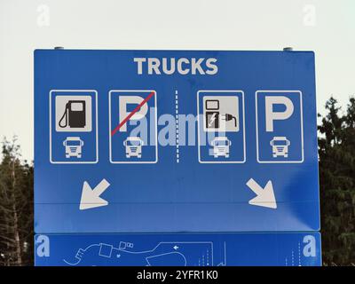 Erneuerbare Energien in den Niederlanden: Richtungsschild an der LKW-Haltestelle mit Parkplatz, Tankstelle und elektrischem Laden für LKWs bei Green Planet in Stockfoto