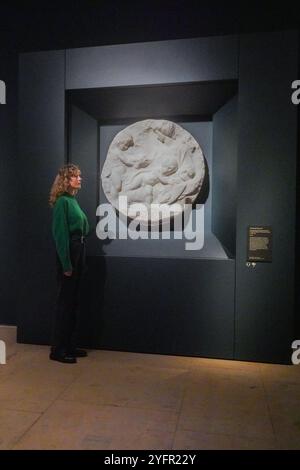 London, Großbritannien. 5. November 2024 MICHELANGELO BUONARROTI, die Jungfrau und das Kind mit dem Säugling Johannes dem Täufer (Taddei Tondo), um 1504-05. Vorschau auf die Königliche Akademie der Künste von Michelangelo, Leonardo, Raphael Florenz,. Die Ausstellung präsentiert über 40 Werke und feinste Zeichnungen aus der italienischen Renaissance. Die Ausstellung findet vom 9. November bis 16. Februar 2025 statt. Gutschrift. Amer Ghazzal/Alamy Live News Stockfoto