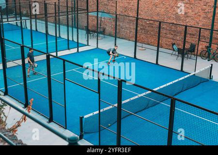 1. September 2024, Belgrad, Serbien: Spannende Szene eines Padel-Spiels in Aktion, in dem Spieler auf dem Platz auftreten Stockfoto