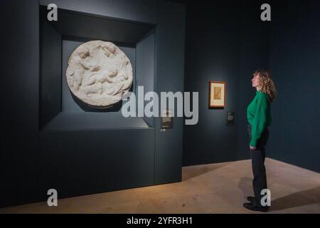 London, Großbritannien. 5. November 2024 MICHELANGELO BUONARROTI, die Jungfrau und das Kind mit dem Säugling Johannes dem Täufer (Taddei Tondo), um 1504-05. Vorschau auf die Königliche Akademie der Künste von Michelangelo, Leonardo, Raphael Florenz,. Die Ausstellung präsentiert über 40 Werke und feinste Zeichnungen aus der italienischen Renaissance. Die Ausstellung findet vom 9. November bis 16. Februar 2025 statt. Gutschrift. Amer Ghazzal/Alamy Live News Stockfoto