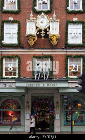 Fortnum & Mason, Piccadilly, London, Großbritannien. November 2024. Farbenfrohe, saisonale Weihnachtsvorstellungen im Fortnums Store 2024. Quelle: Malcolm Park/Alamy Live News Stockfoto