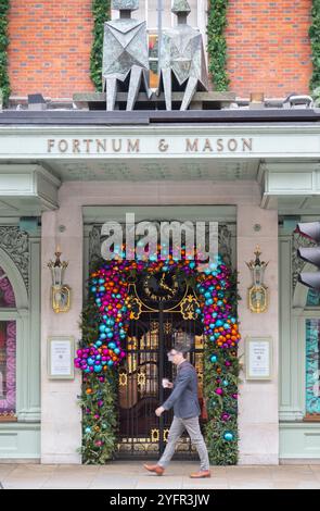 Fortnum & Mason, Piccadilly, London, Großbritannien. November 2024. Farbenfrohe, saisonale Weihnachtsvorstellungen im Fortnums Store 2024. Quelle: Malcolm Park/Alamy Live News Stockfoto