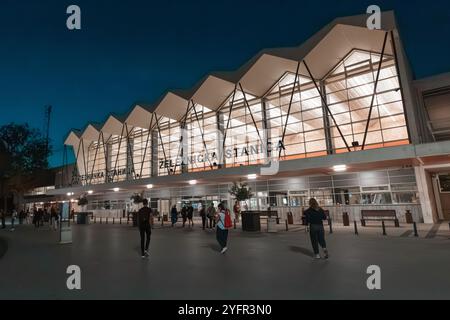 11. September 2024, Novi Sad, Serbien: Außenaufnahme des Bahnhofs am Abend, bei denen Menschen zu Fuß gehen Stockfoto