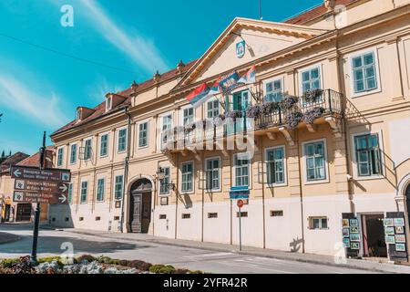 18. September 2024, Sremski Karlovci, Serbien: Historisches Rathaus mit alter Architektur, das als Wahrzeichen der Stadt steht Stockfoto