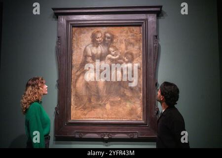 London, Großbritannien. 5. November 2024 Leonardo da VINCI, die Jungfrau und das Kind mit der Heiligen Anna und dem Säugling Johannes dem Täufer, um 1506-08, Kohle mit weißer Kreide auf Papier. Vorschau auf die Königliche Akademie der Künste von Michelangelo, Leonardo, Raphael Florenz,. Die Ausstellung präsentiert über 40 Werke und feinste Zeichnungen aus der italienischen Renaissance. Die Ausstellung findet vom 9. November bis 16. Februar 2025 statt. Gutschrift. Amer Ghazzal/Alamy Live News Stockfoto