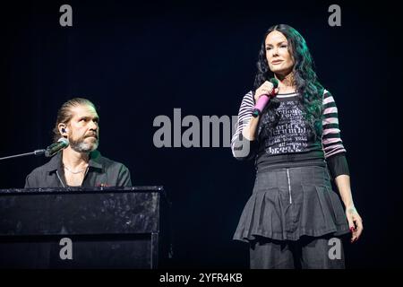 Oslo, Norwegen. November 2024. Die Dänisch-norwegische Eurodance-Gruppe Aqua gibt ein Live-Konzert im Oslo Spektrum in Oslo. Hier ist die Sängerin Lene Nystrom live auf der Bühne zu sehen. Stockfoto