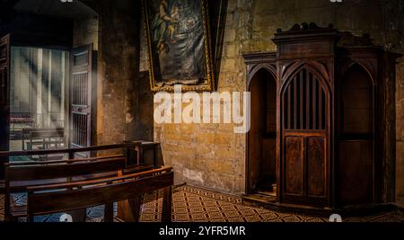 Der Beichtstuhl im Inneren der Primatial Catholic Church Saint-Trophime, Arles, Frankreich. Stockfoto