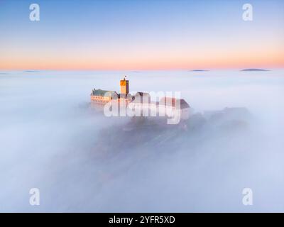 05.11.2024, DE, UNESCO Welterbe Burg Wartburg die UNESCO Welterbe Burg Wartburg hoch über der Stadt Eisenach im herbstlichen Nebel 99817 Eisenach UNESCO Welterbe Burg Wartburg Thüringen Deutschland *** 05 11 2024, DE, UNESCO-Weltkulturerbe Wartburg Schloss Wartburg das UNESCO-Weltkulturerbe Wartburg Schloss hoch über der Stadt Eisenach im Herbstnebel 99817 Eisenach UNESCO-Weltkulturerbe Wartburg Thüringen Deutschland Stockfoto