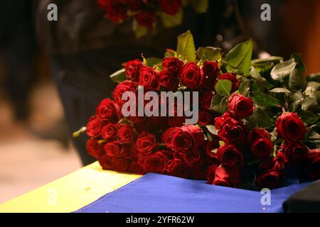 Nicht exklusiv: CHARKIW, UKRAINE - 4. NOVEMBER 2024 - Blumen, die von den Teilnehmern der Beerdigungszeremonie für den Polizeioberst DE auf den Sarg gelegt wurden Stockfoto