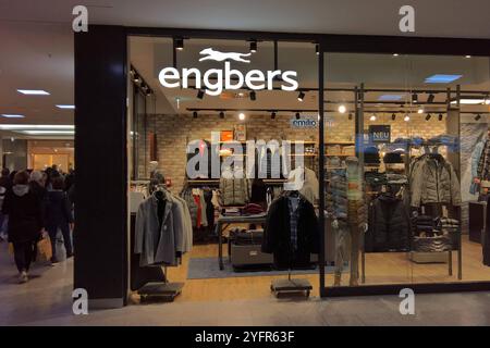 Die Engbers GmbH und Co KG ist ein deutsches Familienunternehmen mit Sitz im nordrhein-westfälischen Gronau. Zu dem Textilunternehmen gehören die Marken engbers und emilio adani. Das Männer-Mode-Unternehmen entwirft, produziert und verkauft komplette Outfits und betreibt in Deutschland und Österreich rund 300 Geschäfte mit ca. 1780 Mitarbeitern. Engbers Zielgruppe sind Männer im Alter zwischen 35 und 60 Jahren. Foto: Engbers Fashion-Store *** die Engbers GmbH und Co KG ist ein deutsches Familienunternehmen mit Sitz in Gronau, Nordrhein-Westfalen. Das Textilunternehmen besitzt die Marken engbers und emilio adani T Stockfoto