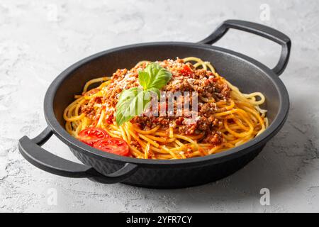 Pasta-Spaghetti-Bolognese mit Hackfleischsoße, Tomaten, Parmesan und frischem Basilikum auf einem Teller Stockfoto