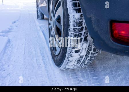 Achtung Winterreifen im Winter, wenn das Schneesymbol zu sehen ist Stockfoto