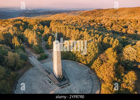 Aus der Vogelperspektive auf das Denkmal des Zweiten Weltkriegs im Fruska Gora Park, hoch in der malerischen Landschaft Serbiens Stockfoto