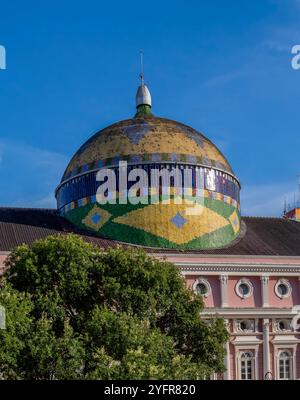 Die Kuppel des berühmten Opernhauses in Manaus. Mosaike zeigen die brasilianische Flagge. Stockfoto